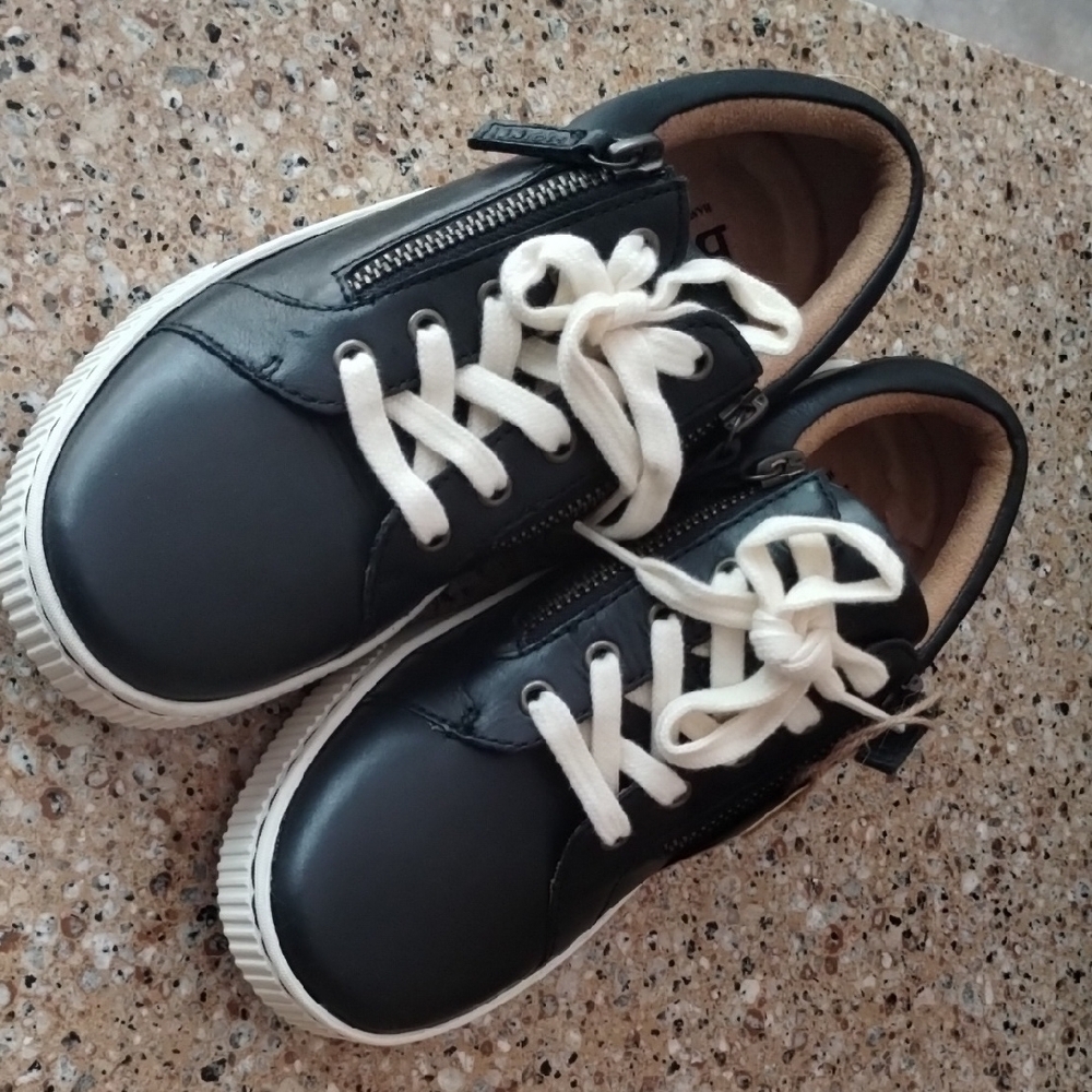 Black and White Sneakers with Classic Low-Top Design